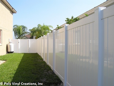 Poly vinyl fence with decorative top